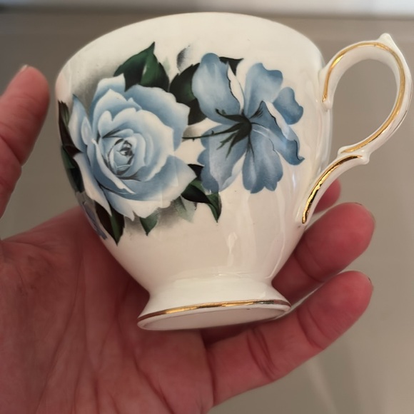Queen Anne bone china floral teacup - Picture 4 of 8